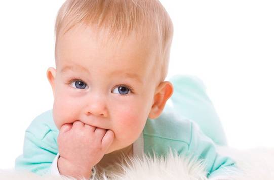 Почему новорожденный ребенок часто чихает