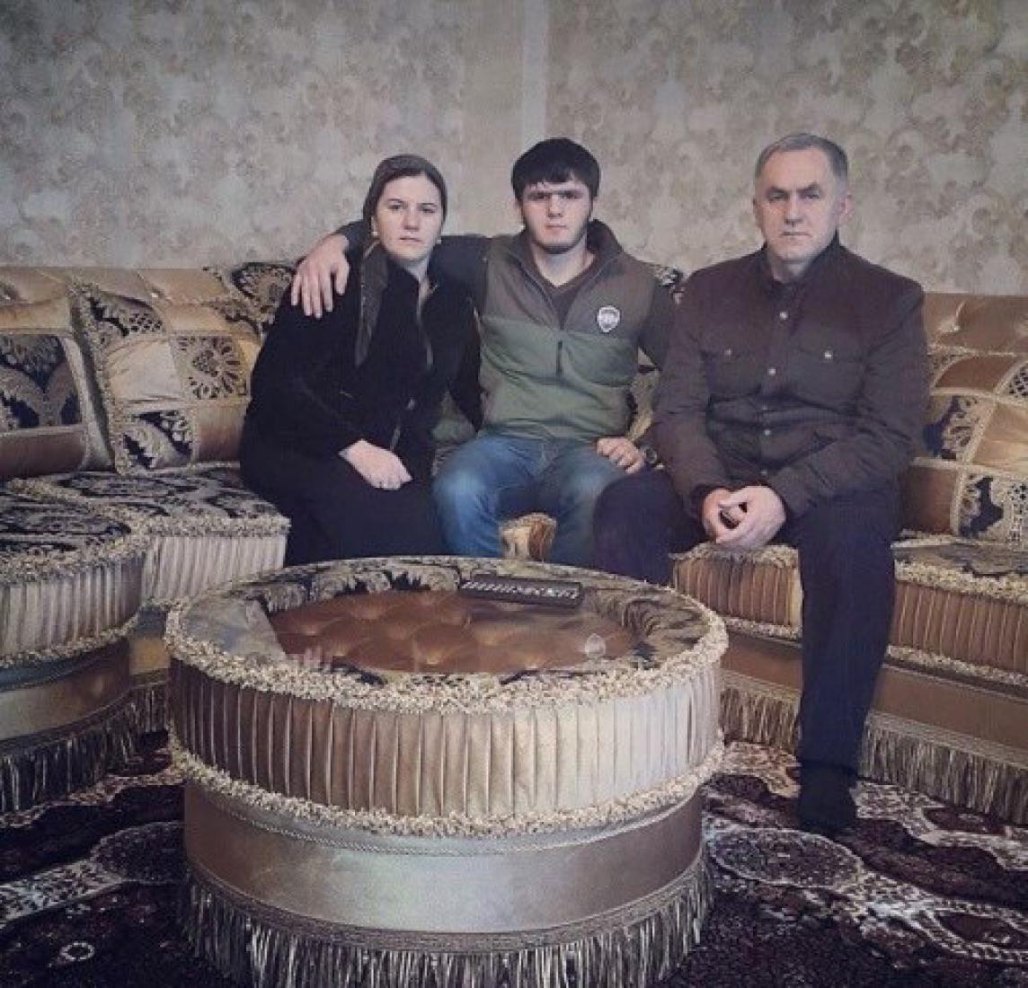 «Кавказская пленница» или счастливая невеста? 46-летний полицейский женится на школьнице