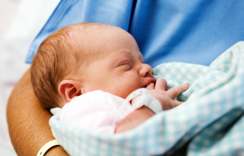 Noi practici de secționare a cordonului ombilical la nou-născuți