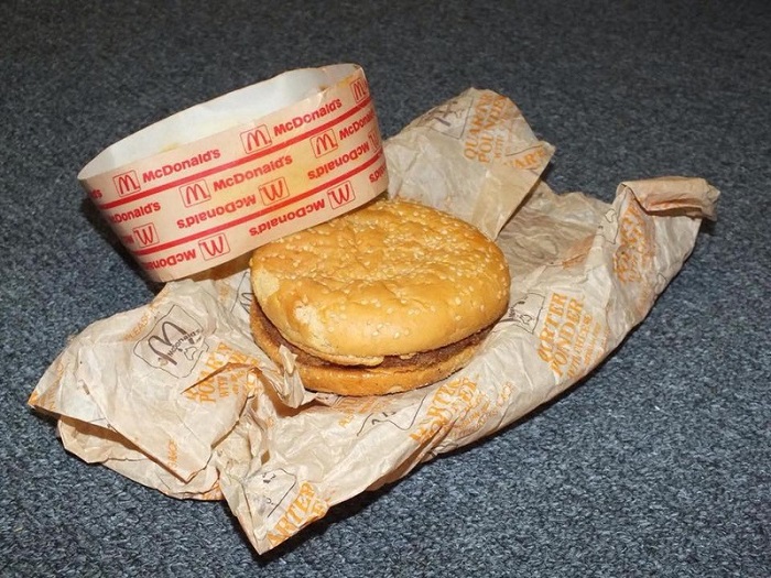 Еще подростками они положили бутерброд из McDonalds в коробку... Через 20 лет парни остолбенели!