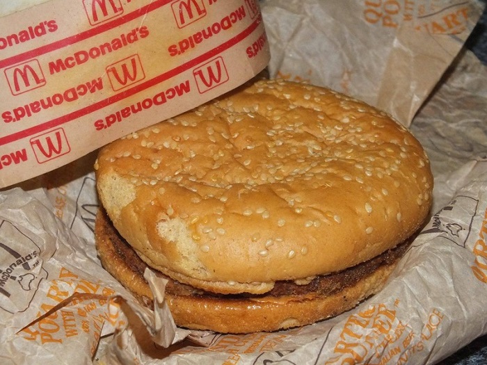 Еще подростками они положили бутерброд из McDonalds в коробку... Через 20 лет парни остолбенели!
