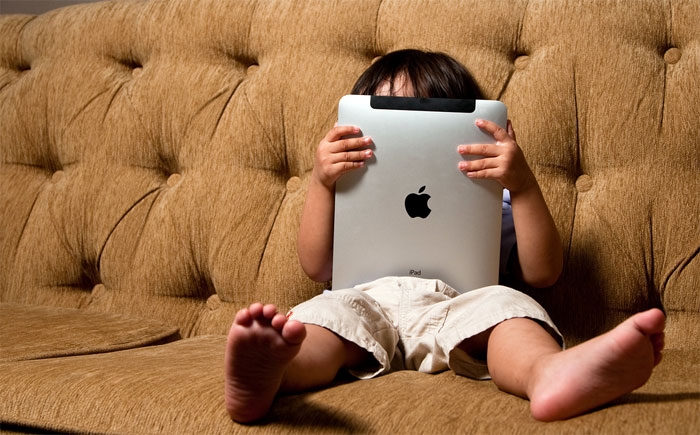 Blogul tinerii mămici - Irina Polenciuc - "Televizorul și  iPad-ul, mama cu tata dorm în liniște!"