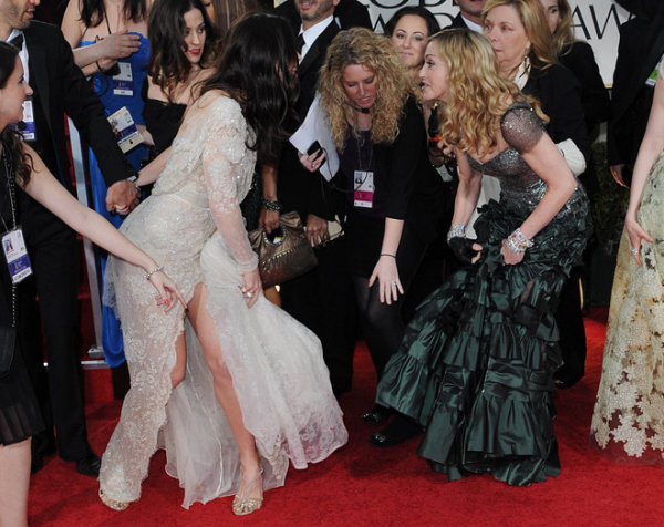 Самые "яркие" звездные конфузы на красной дорожке Самые "яркие" звездные конфузы на красной дорожке