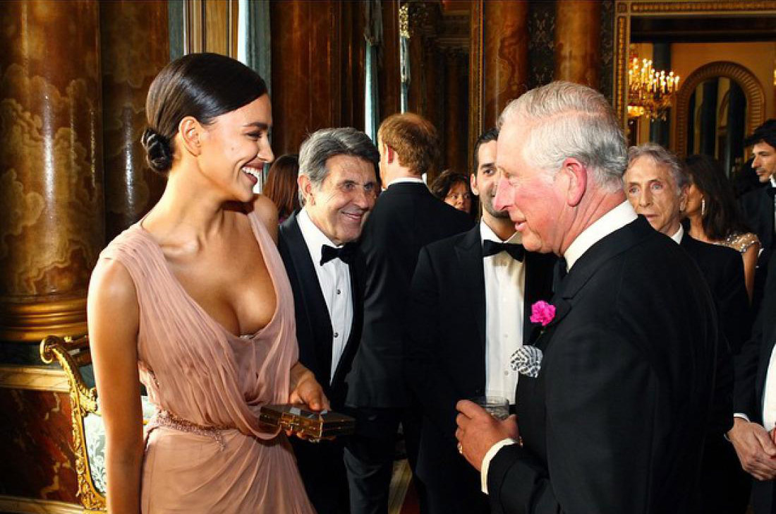 Ирина Шейк поразила принца Чарльза своим декольте