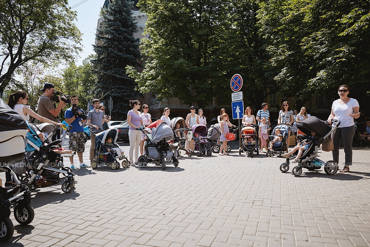 Молодые мамы с колясками вышли на протест: Хотим, чтобы нас уважали