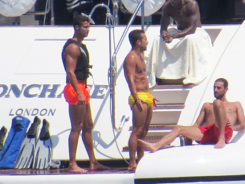Криштиану Роналду обнимался на яхте с мускулистыми мужчинами - ФОТО