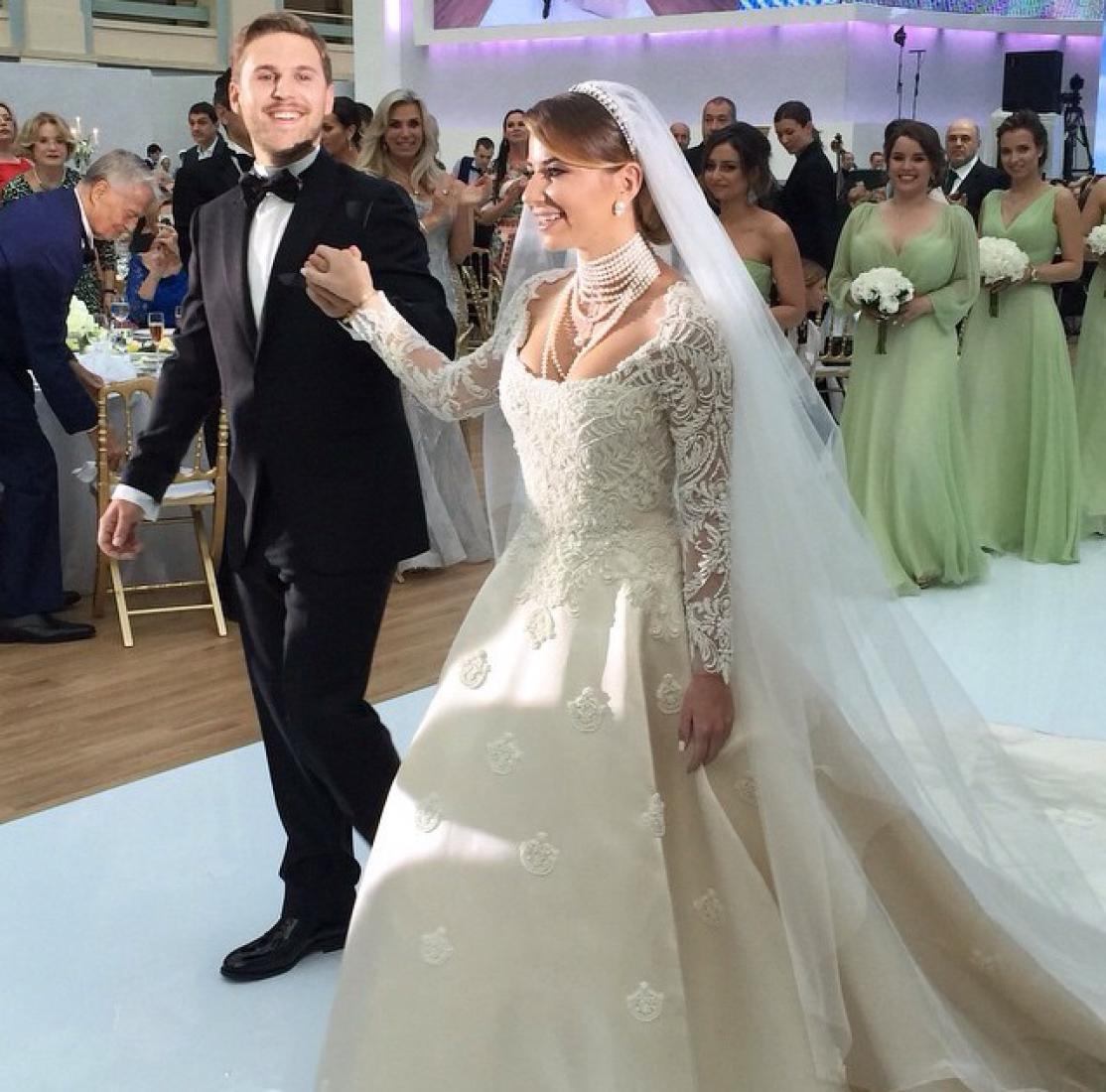 В Сети появились первые фотографии со свадьбы Галины Юдашкиной и Петра Максакова