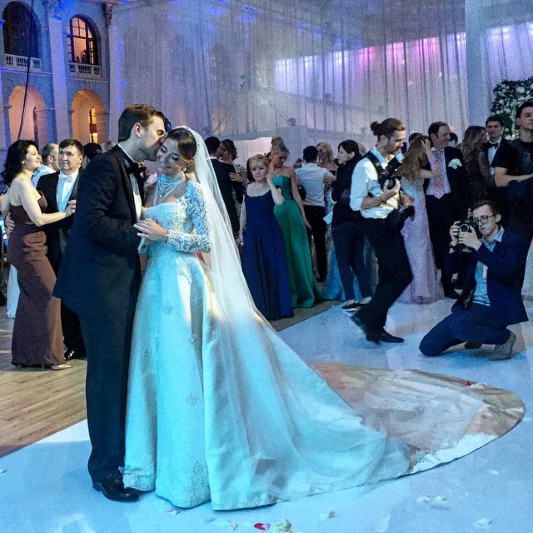 В Сети появились первые фотографии со свадьбы Галины Юдашкиной и Петра Максакова