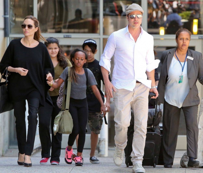 Angelina Jolie, rasfatata de ziua sa! Cum au surprins-o Brad Pitt si cei 6 copii - FOTO