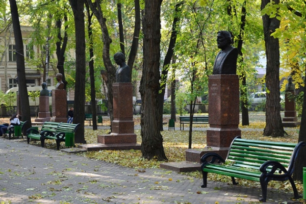 Se iubesc si nu le pasa de nimeni! Ce fac doi tineri in parcul central, in mijlocul zilei - FOTO