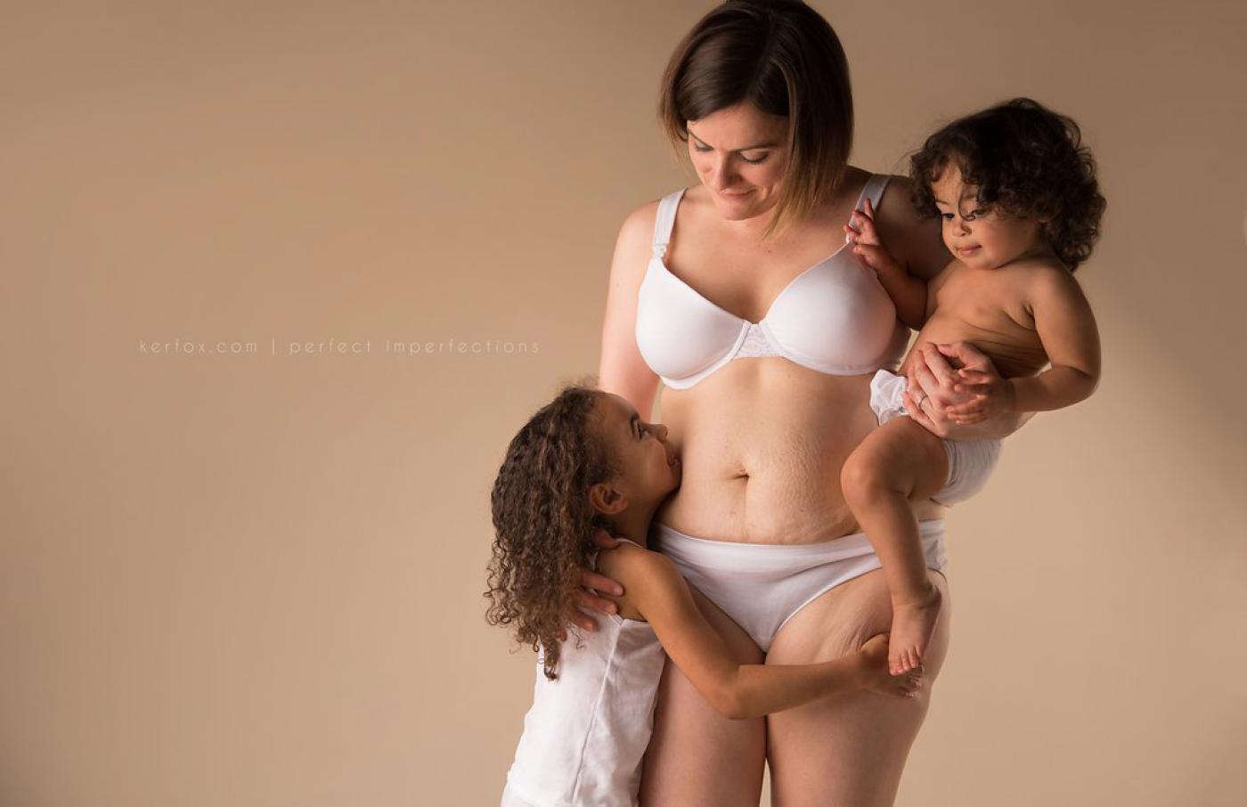 Поменялись мамочками. Фотограф Джейд Билл Breastfeeding. Женщина с ребенком. Мать с грудным ребенком.