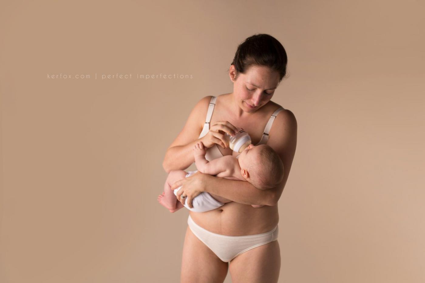 Мама показывает свое гол. Фотосессия женщин после родов. Женщины после рождения ребенка. Рожавшие женщины фотосессия. Тело после рождения ребёнка.