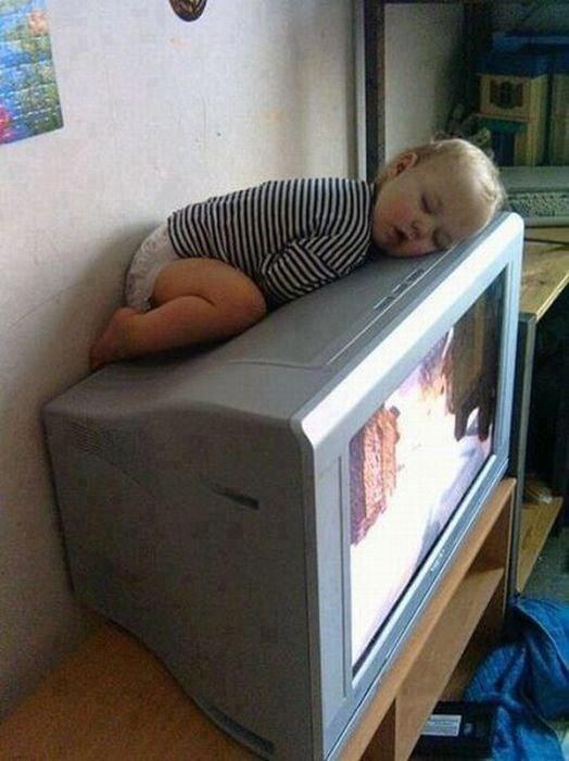 Copiii pot dormi oriunde. Te îndoiești? Iată 21 de poze drept dovadă