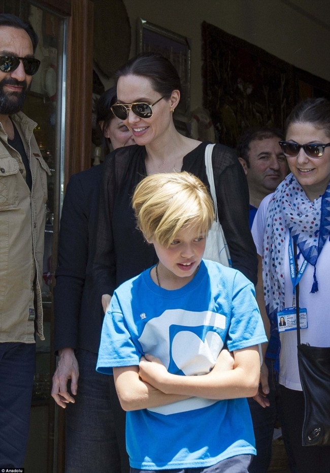 Angelina Jolie, aparitie rara alaturi de fetita sa, Shiloh - FOTO