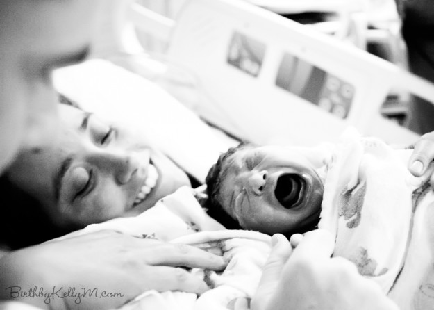 Cum arată mamele și nou-născuții imediat după naștere (foto)