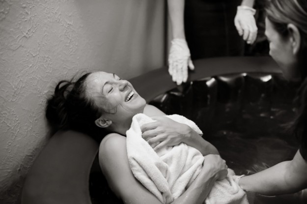 Как выглядят новорожденные и мамы сразу после родов (фото)