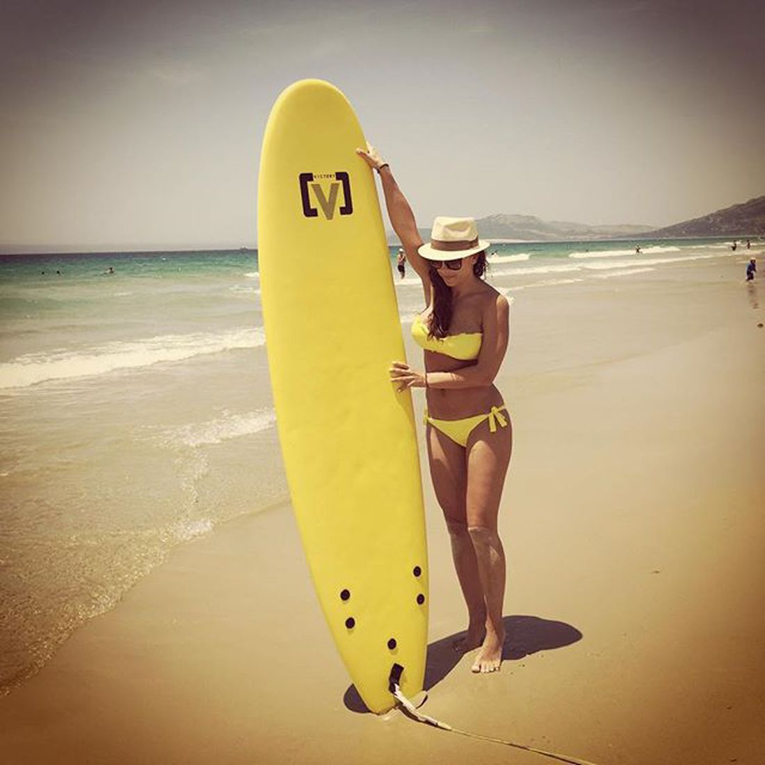 Волнующие изгибы и ярко-желтое бикини: Ани Лорак на пляже в Испании