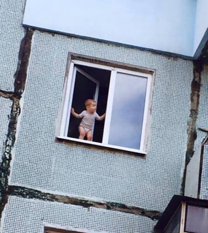 Un micuț, surprins fără supraveghere la etajul cinci al unui bloc din capitală