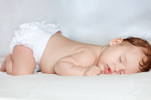 Lăsăm sau nu nou-născutul să doarmă pe burtă?  Argumente pro și contra