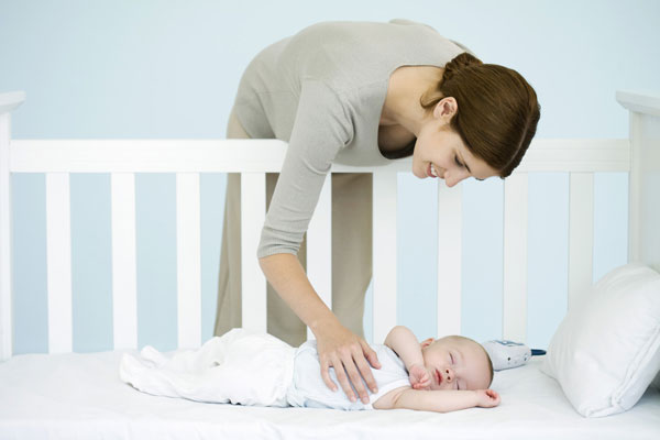 Можно ли новорожденному спать на животе? Сон младенца на животе — плюсы и минусы