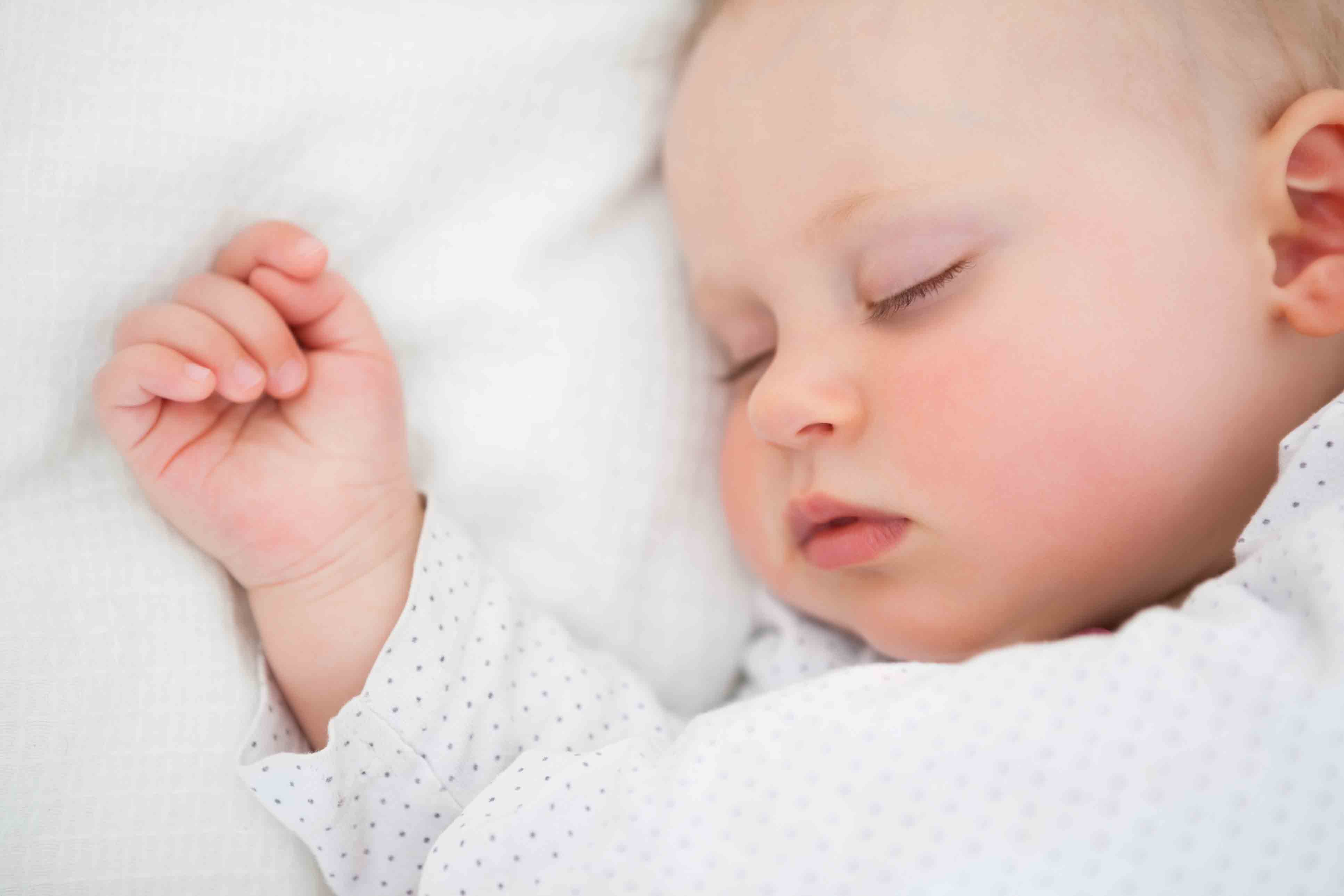 Можно ли новорожденному спать на животе? Сон младенца на животе — плюсы и минусы