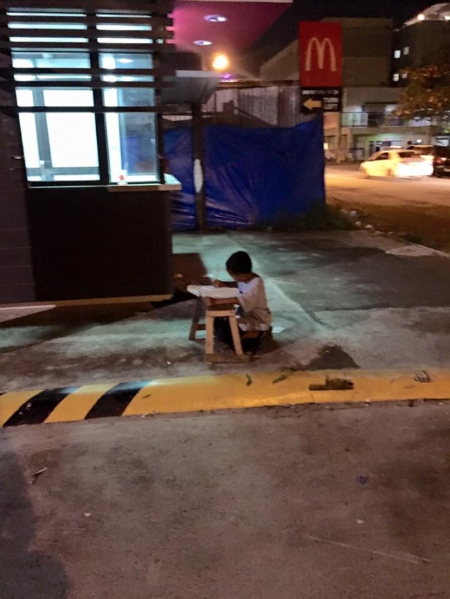 Этот малыш делал уроки прямо на улице при свете витрины! Всего одно фото перевернуло его жизнь