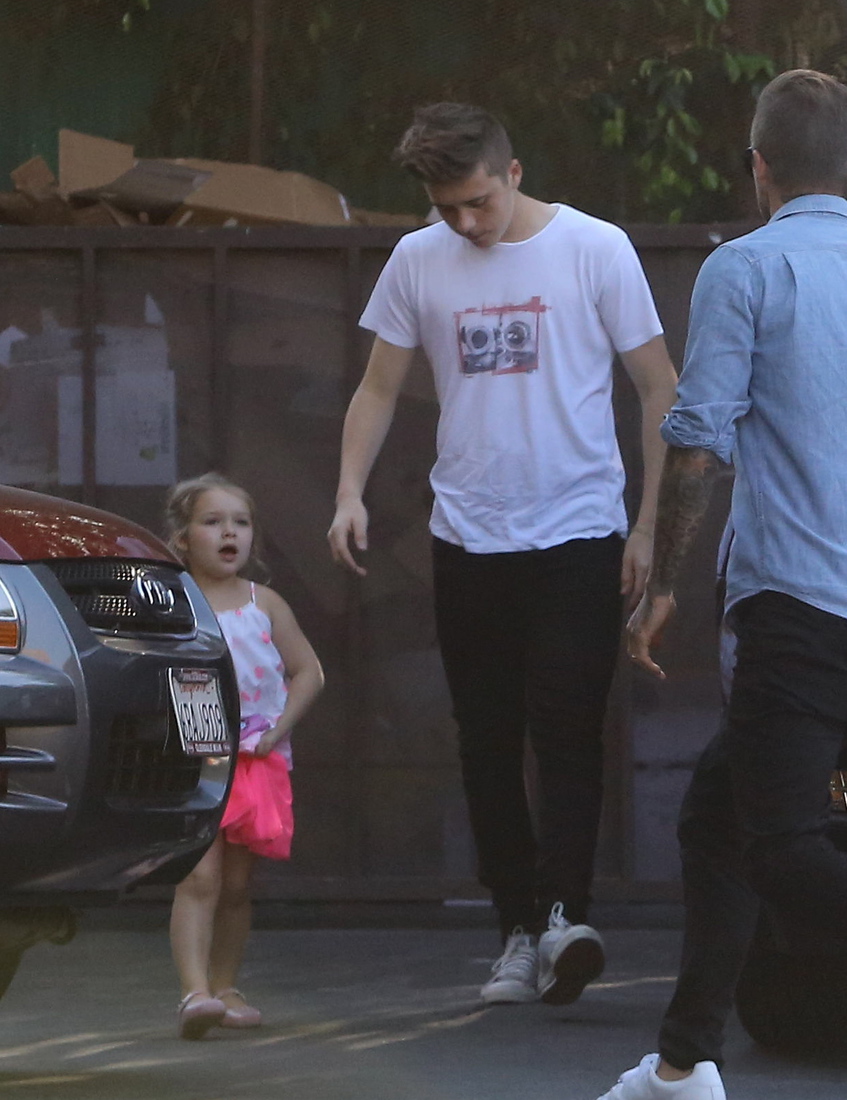 Уже взрослые! Братья Бекхэмы вышли в свет без родителей