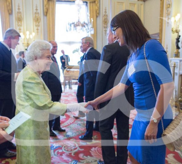 Молдаванка была приглашена королевой Великобритании в Королевский дворец (фото)