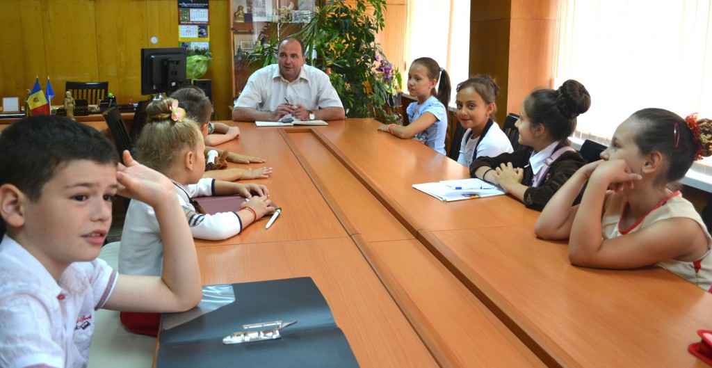 Copiii l-au luat la întrebări pe primarul de Ungheni