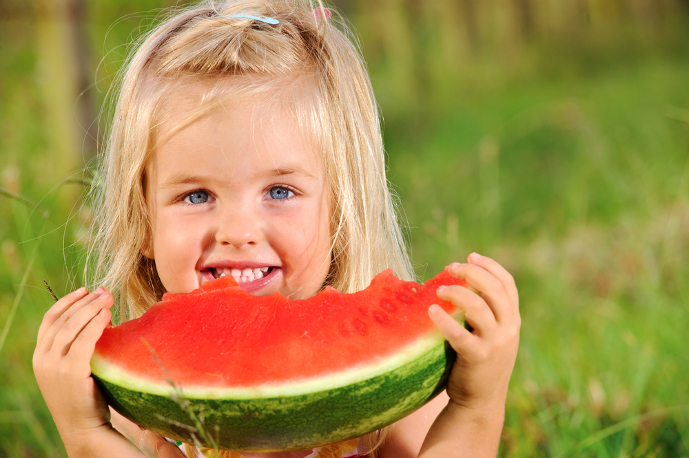 Cum introducem corect pepenele verde în raționul alimentar al copilului