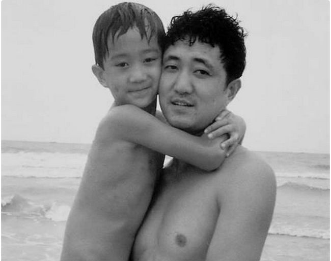 Трогательные фотографии с любимым сыном на протяжении 26 лет