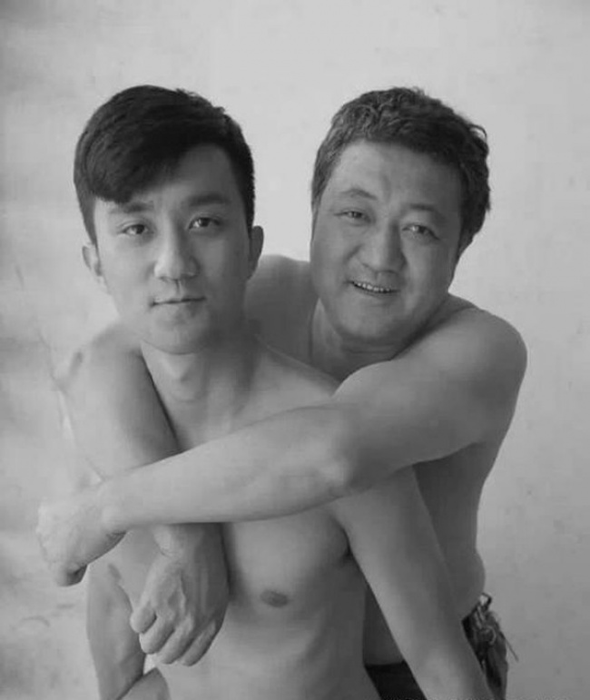 Трогательные фотографии с любимым сыном на протяжении 26 лет