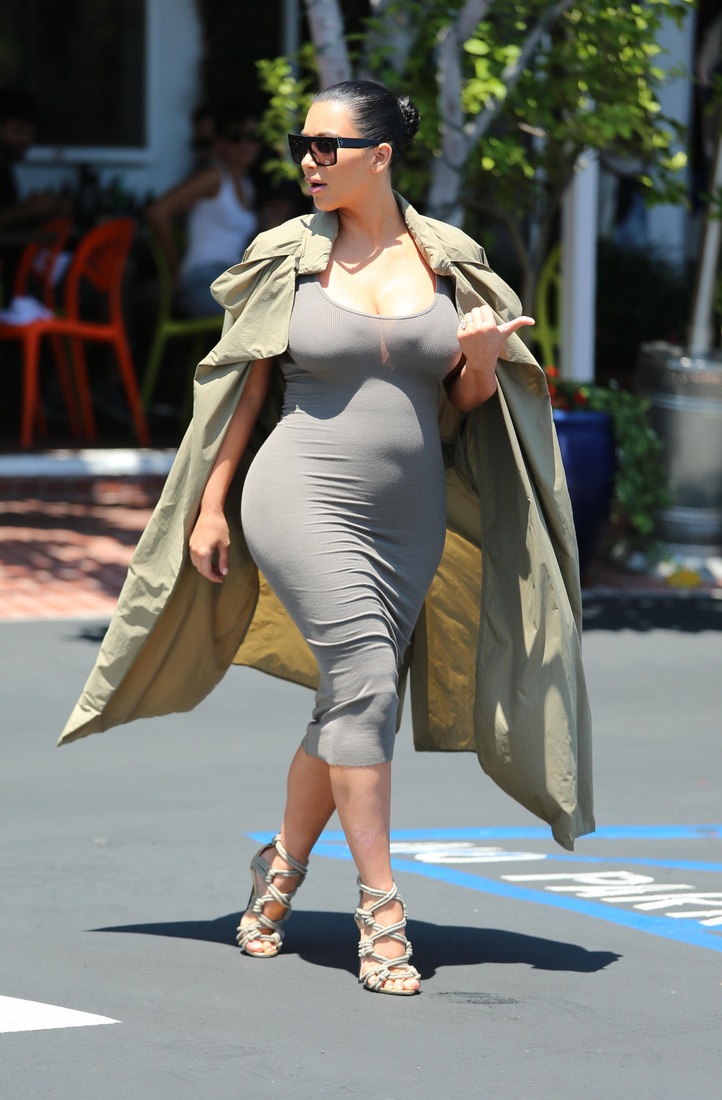 Беременная Ким Кардашьян наконец отказалась от каблуков