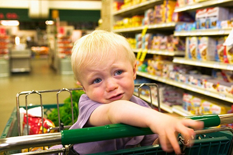 «Мама, купи!». Детские истерики в магазине: что делать?