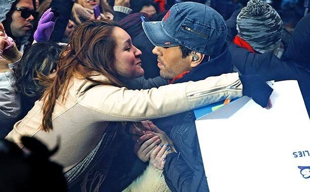 Enrique Iglesias, asaltat de o fana care a vrut sa il sarute