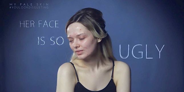 "Lăsați-mi în pace fața!" Un beauty-blogger a realizat un videoclip despre ce se află în spatele fiecărui comentariu