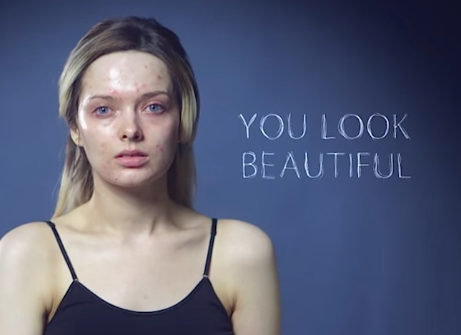 "Lăsați-mi în pace fața!" Un beauty-blogger a realizat un videoclip despre ce se află în spatele fiecărui comentariu
