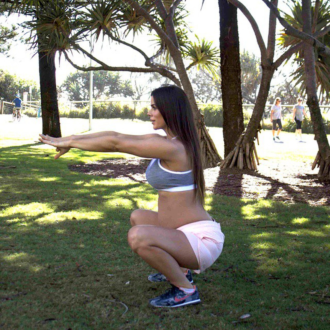 Фитнес-модель показала, как выглядела ее фигура на второй день после родов