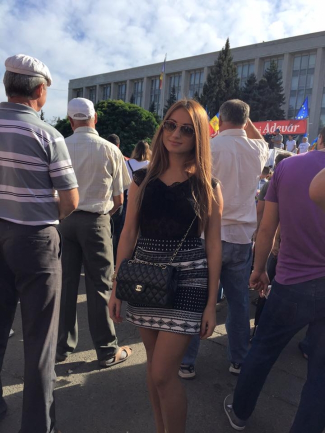 Miss Ulim, cu o geanta de mii de euro, printre cei mai activi protestatari