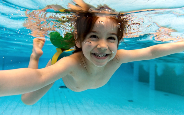 Unde pot găsi cursuri de înot pentru copil. Lista cu bazine in Chișinău