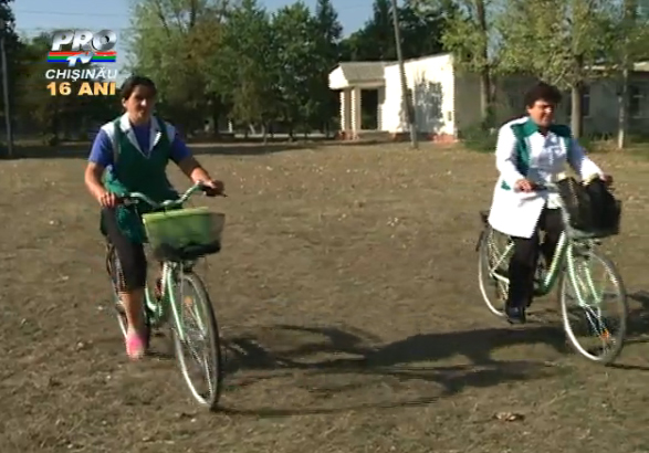Asistentul medical, dar si cel social din Saharna Noua ajung acum pe pe biciclete la batranii de care ingrijesc
