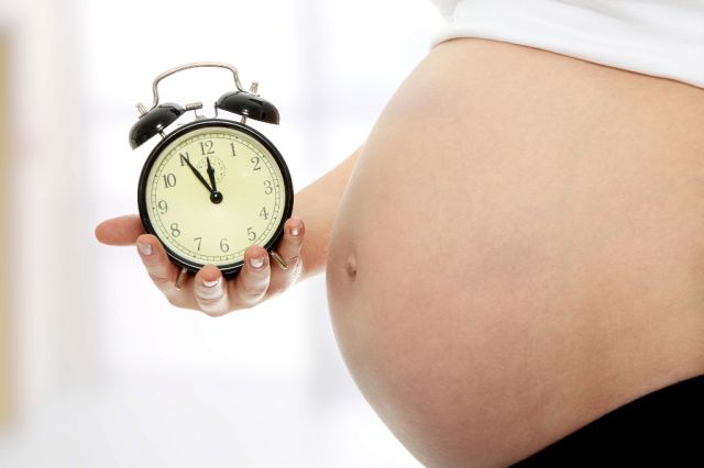 Что делать в случае преждевременного излития вод при доношенной беременности (37+ недель)?
