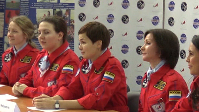 Женский экипаж проекта "Луна-2015" готов 8 дней прожить без косметики