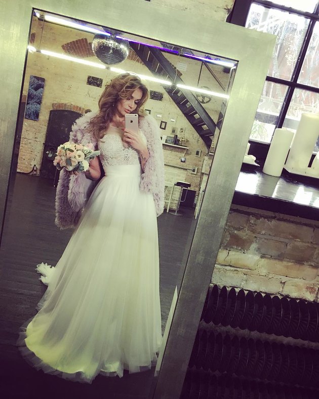 Алена Водонаева показала фото в свадебном платье