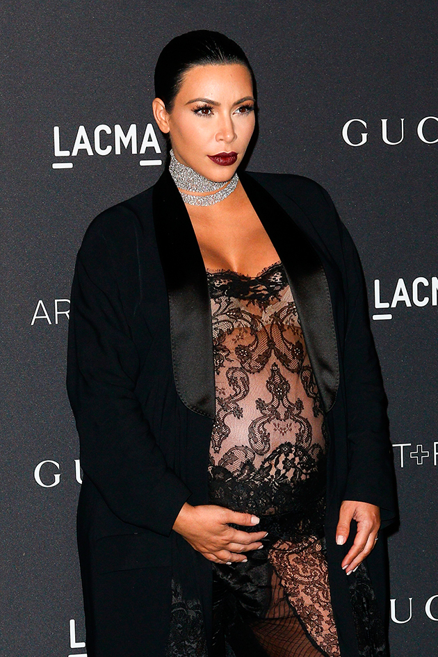 Ким Кардашьян надела «голое» платье на восьмом месяце беременности