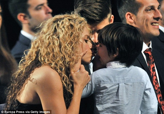 Shakira si Gerard Pique, in ipostaze adorabile alaturi de micutul Milan