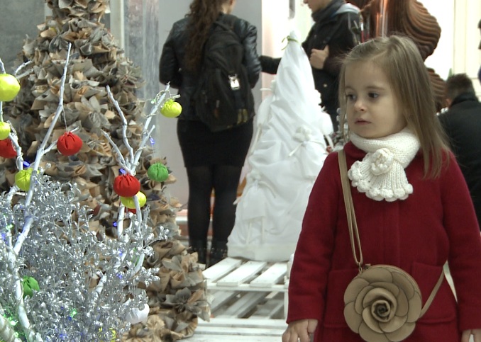 В Кишиневе открылась выставка рождественских елок