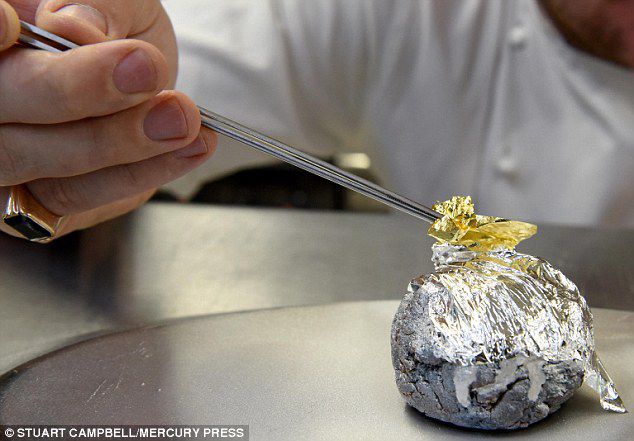 В Британии приготовили рождественский пудинг с 23-каратным золотом