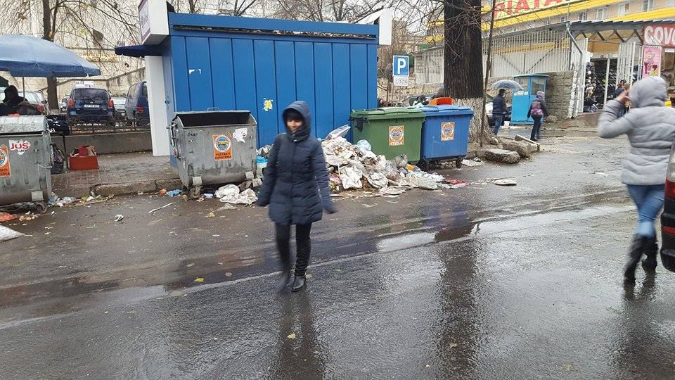 Одна из центральных улиц Кишинева погрязла в мусоре