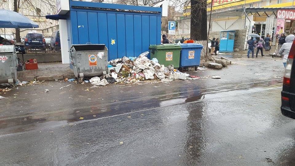 Одна из центральных улиц Кишинева погрязла в мусоре
